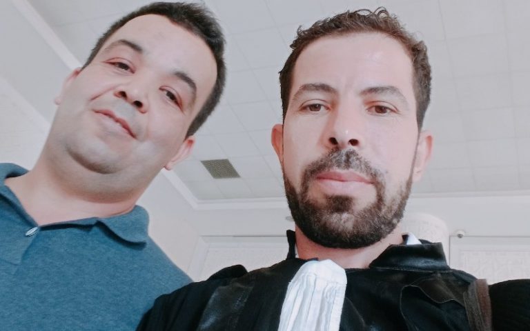 Le militant Massinissa Abache avec l'avocat Sofiane Ouali