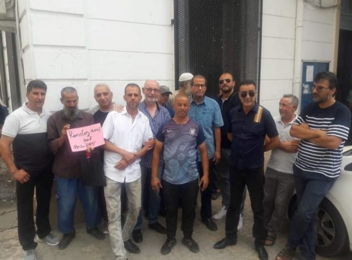 Sit-in des ex commerçants des Quatre Chemins devant la mairie de Vgayet