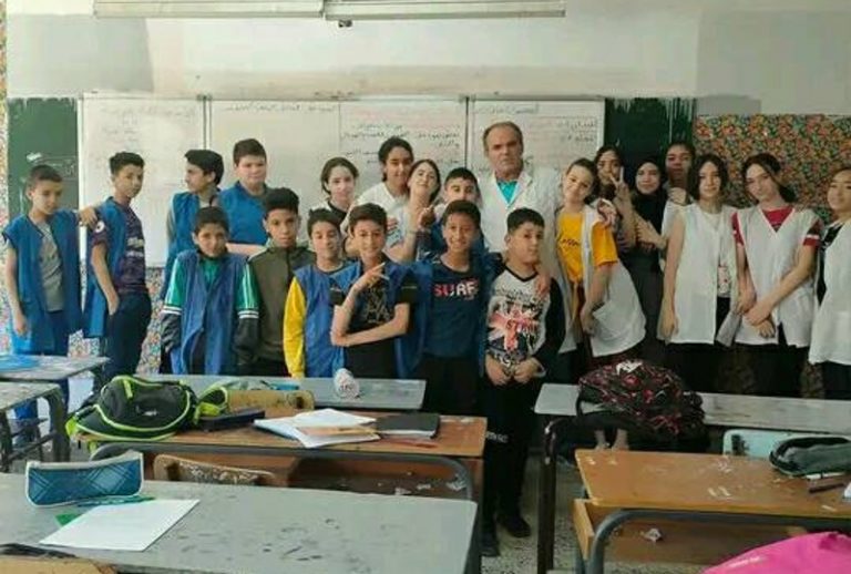 Amara Mazi en classe avec ses élèves