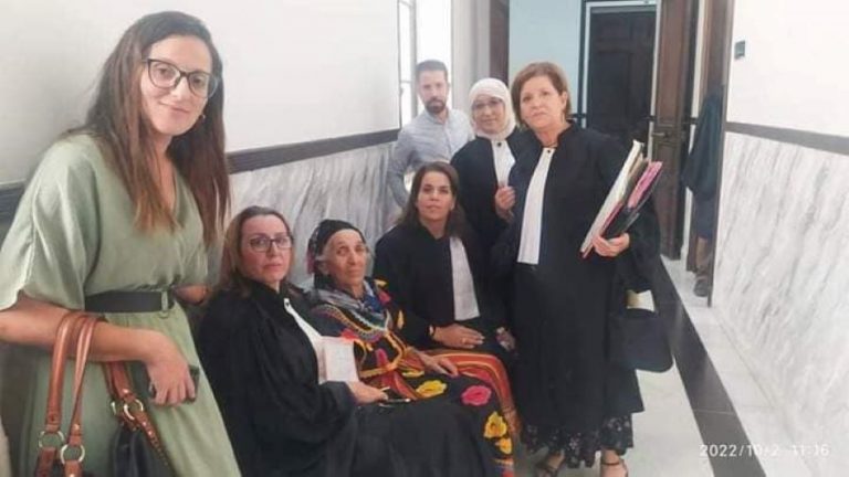 Nna Nouara, mère de Kamira Nait Sid, entourée par des avocats de la défense