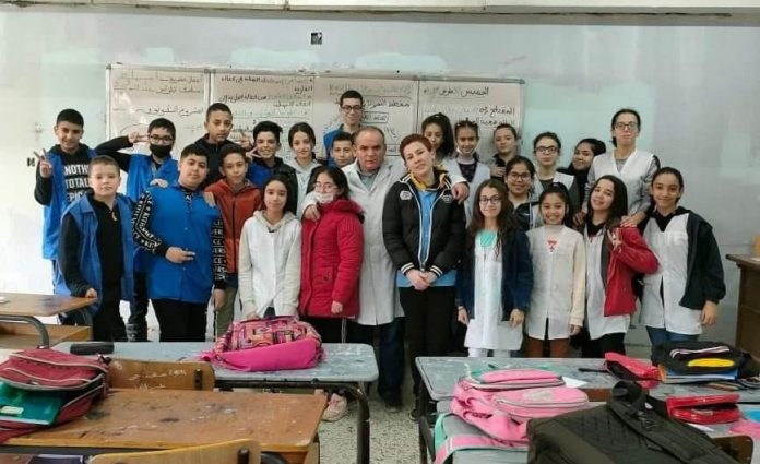 Amara Mazi en classe avec ses élèves