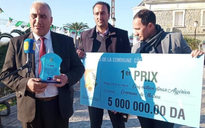 Le maire de Melbou Abdelmadjid Kendoul recevant le 1er prix