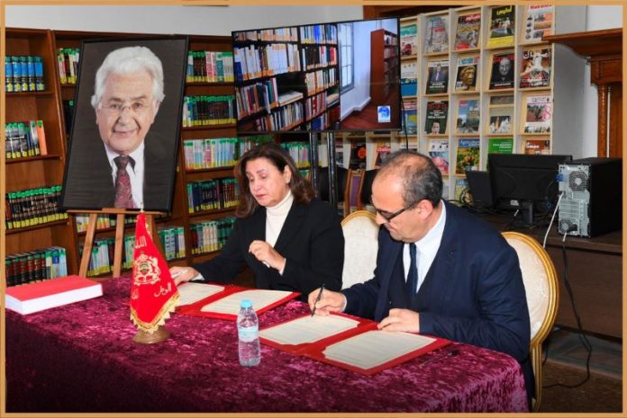 La veuve de l'intellectuel kabyle signant la convention de donation