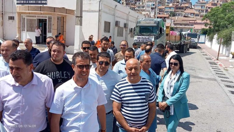 KABYLIE (TAMURT) – Initiée par l’APW de Tizi Wezzu, une caravane de solidarité, composée de pas moins de 25 camions et fourgons, transportant des denrées alimentaires, du matériel électroménager, des matériaux de construction et autres produits de première nécessité, est arrivée, hier mardi, à la ville de Vgayet. Elle est destinée à venir en aide aux sinistrés des 19 communes du département, touchées par les derniers incendies criminels.