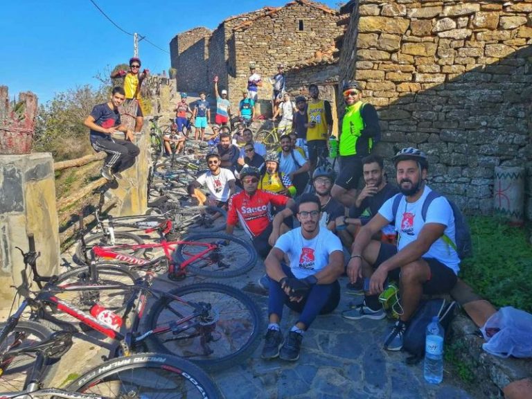 Des cyclistes parcourent le village de Djebla avant les incendies