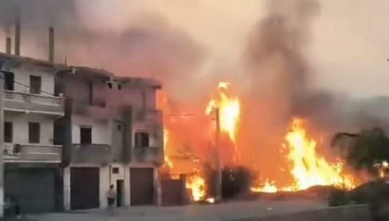 Des flammes s'approchent des maisons