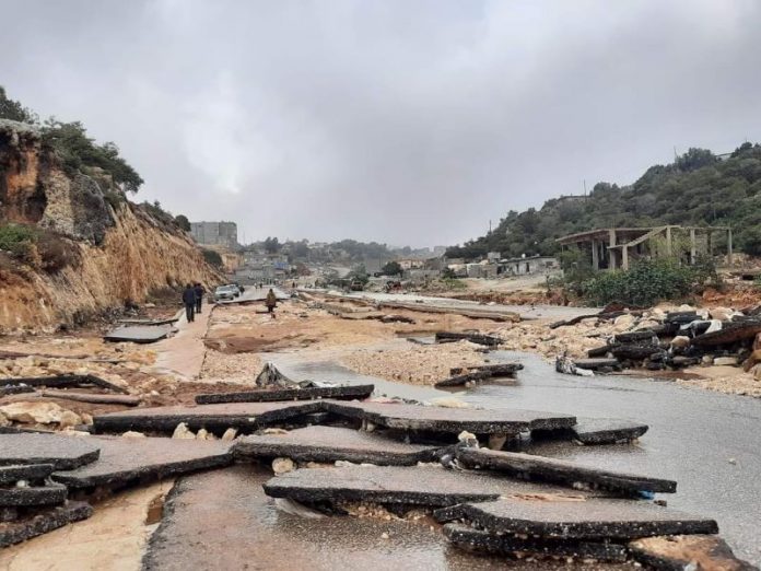 Une route principale détruite par les inondations à Derna