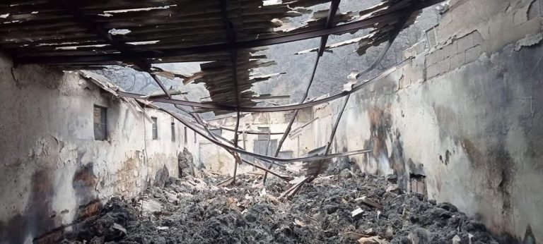 Ecurie ravagée par les flammes à Ait Atik (Kendira)