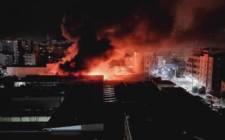 Dépôt de produits chimiques ravagé par les flammes à Vgayet