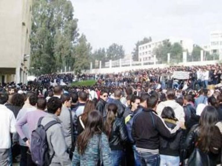Grève des etudiants à Bgayer