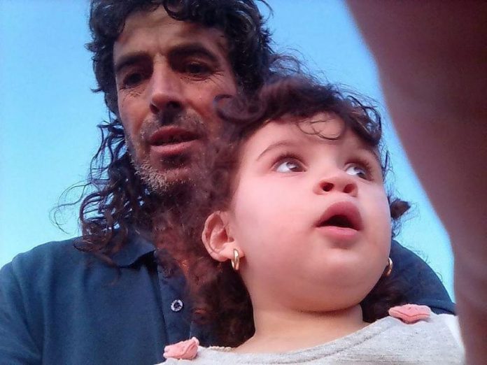Le militant Kamel Djermoune avec sa fille