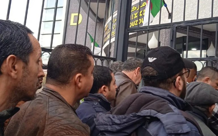 File d'attente devant le centre des impôts de Tizi-Ouzou