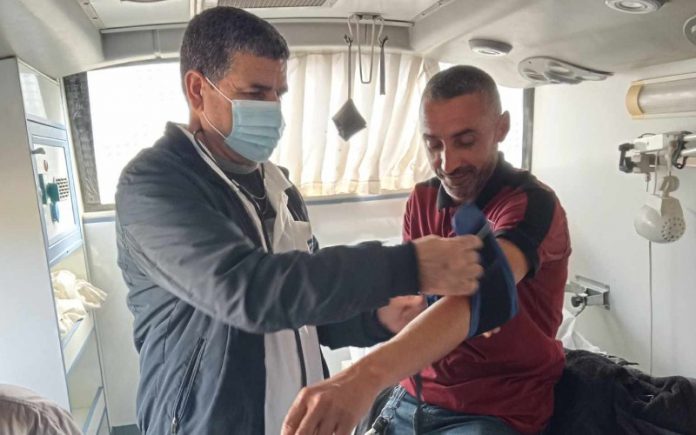 Un citoyen kabyle se fait consulter dans une clinique mobile