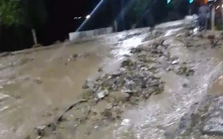 Route nationale 09 reliant Vgayet à Sétif inondée