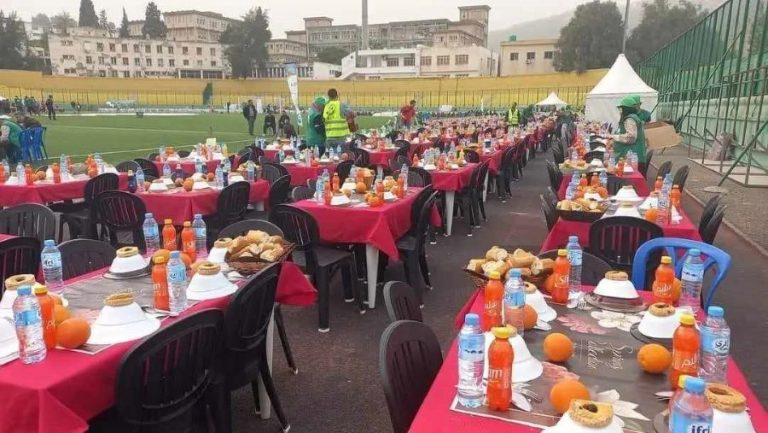 Rupture de jeûne collective, manipulation de masse