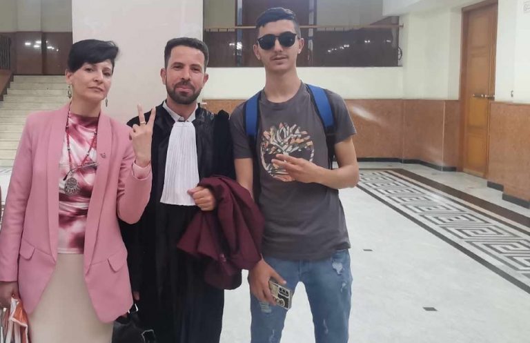 Mira Moknache et Arezki Hidja avec leur avocat Sofiane Ouali