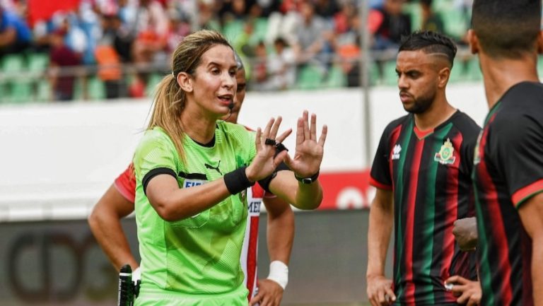 Une femme arbitre