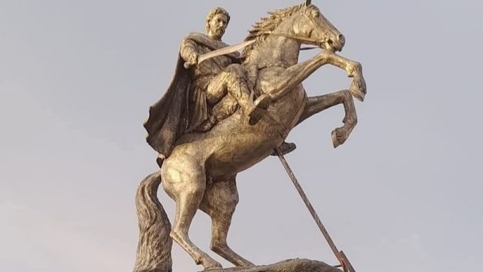 La statue d'Aksel sera remise à sa place