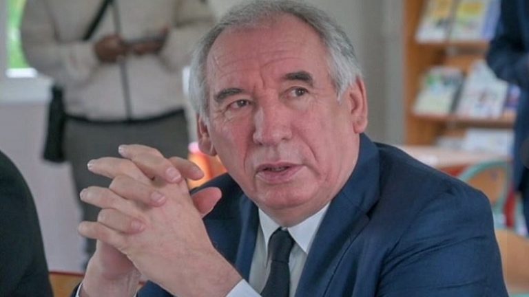 François Bayrou donne six semaines à l’Algérie pour réexaminer les accords de 1968