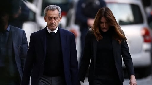 Nicolas Sarkozy, en quittant ce matin son domicile parisien