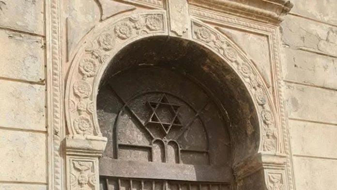 Porte d'entrée de la synagogue Chaloum Lebhar