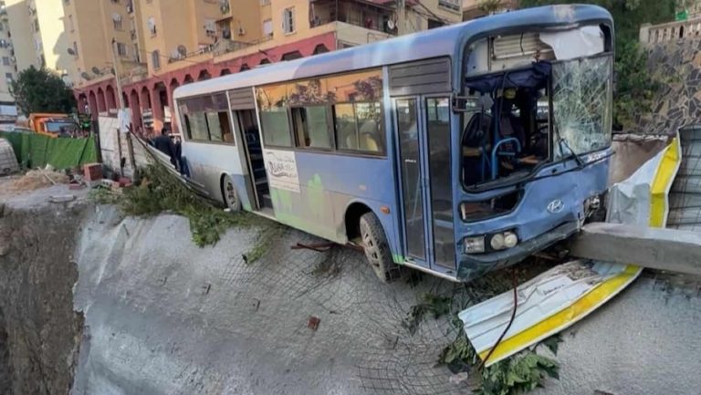 Collision impliquant un bus et un camion : Un drame évité de justesse à Bgayet !