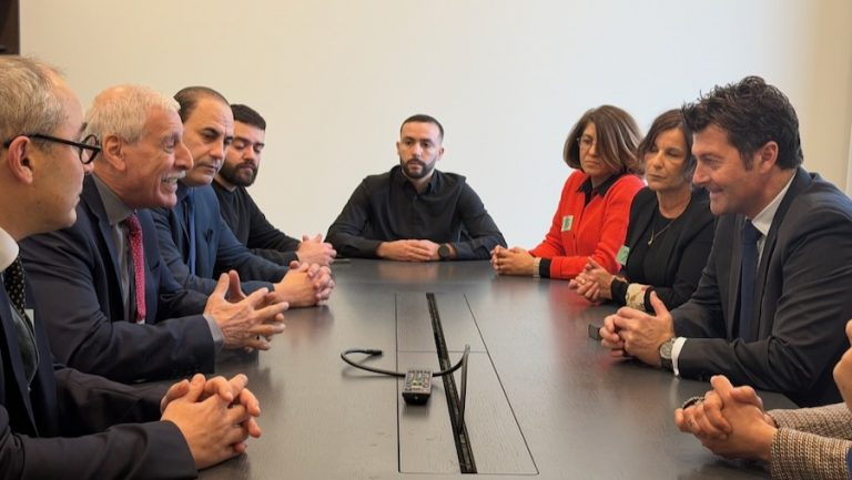 Le sénateur Stéphane Le Rudulier reçoit une délégation du MAK au Sénat français
