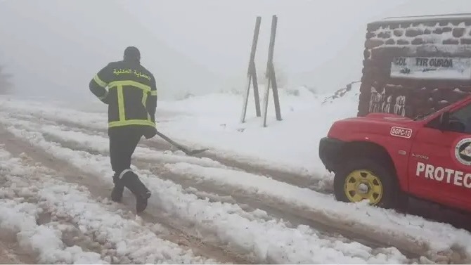 La route coupée par la neige à Tirourda