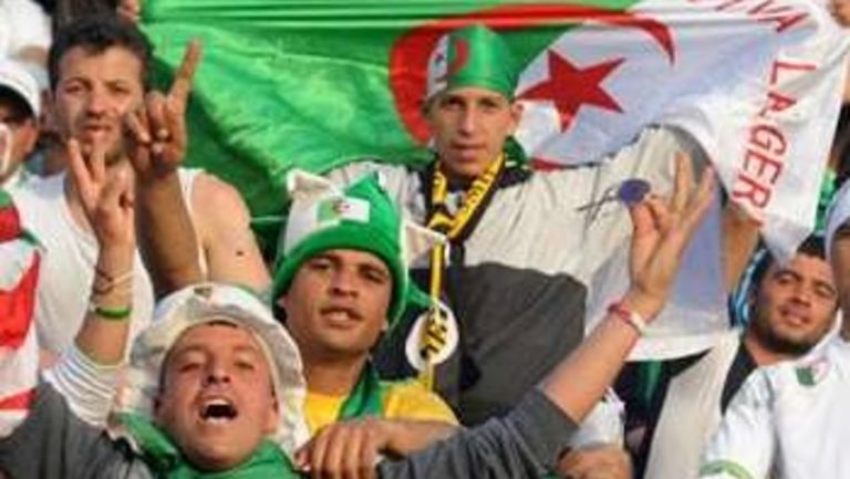 Les Algériens fêtent la defaite du Maroc face au Sénégal