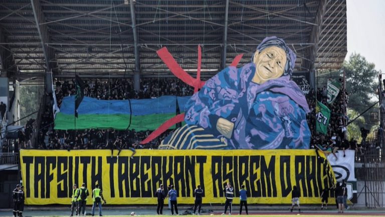 L'hommage des supporters du MOB aux martyrs du printemps noir