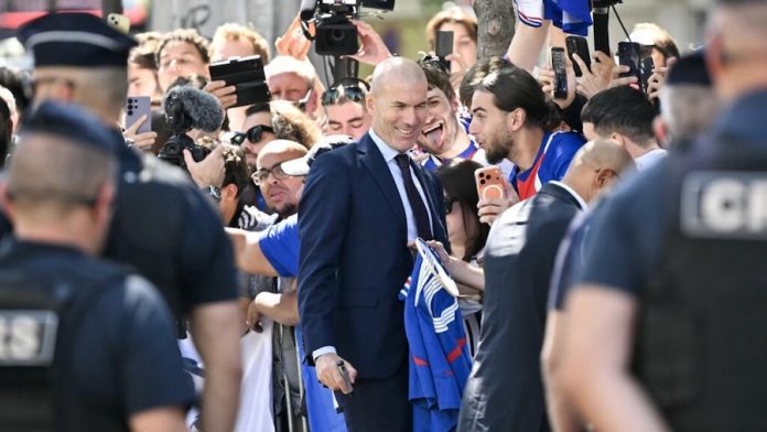 Zinédine Zidane nouveau sélectionneur de l'équipe de France, après la mémorable conférence de presse le mardi 28 juillet 2026 Zinédine Zidane nouveau sélectionneur de l'équipe de France, après la mémorable conférence de presse le mardi 28 juillet 2026