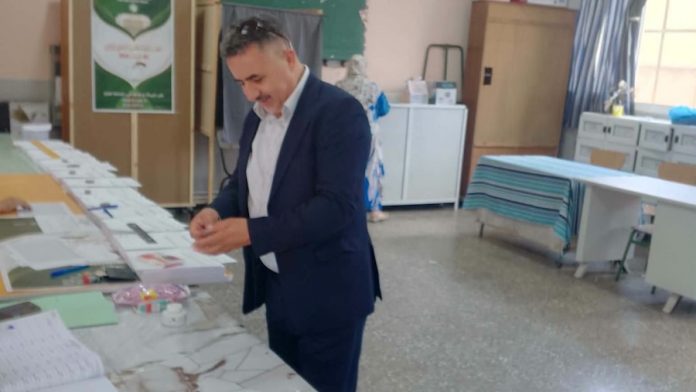 Les bureaux de vote désertés, Atmane Mazouz sur la photo les bureaux de vote désertés, Atmane Mazouz sur la photo